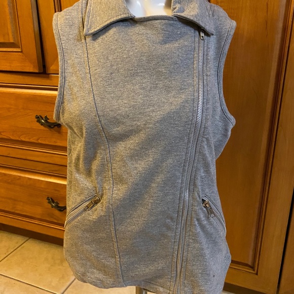 💰3 for $20 - Cute little sleeveless vest, never worn - Picture 2 of 6